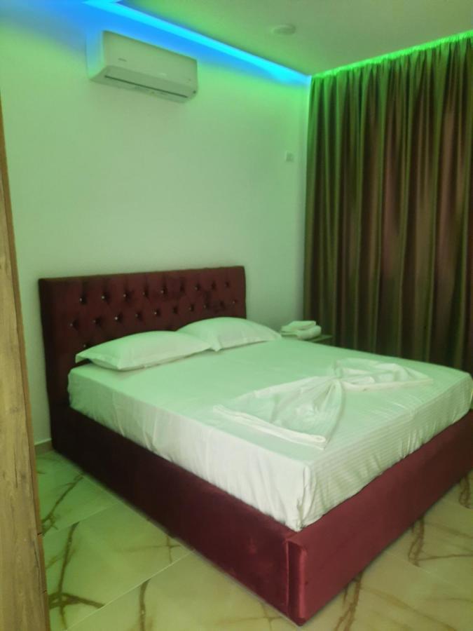 Hotel Megniar Lushnje ภายนอก รูปภาพ