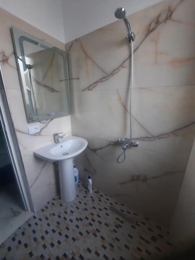 Hotel Megniar Lushnje ภายนอก รูปภาพ