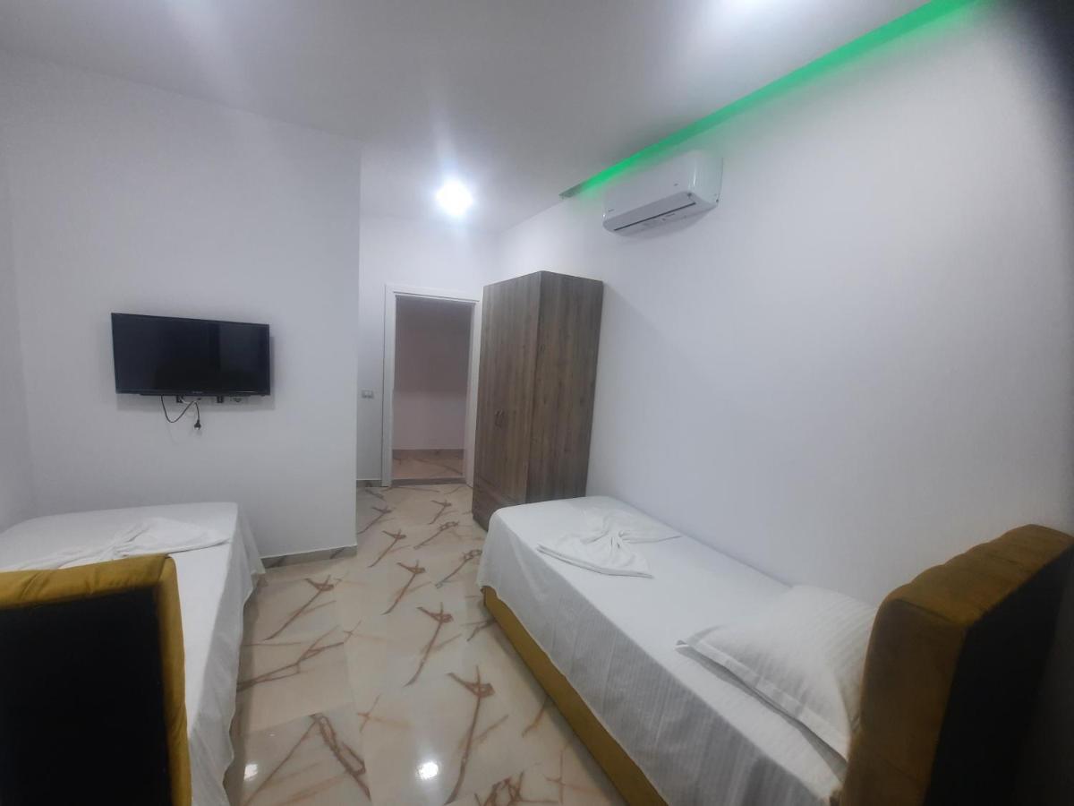 Hotel Megniar Lushnje ภายนอก รูปภาพ