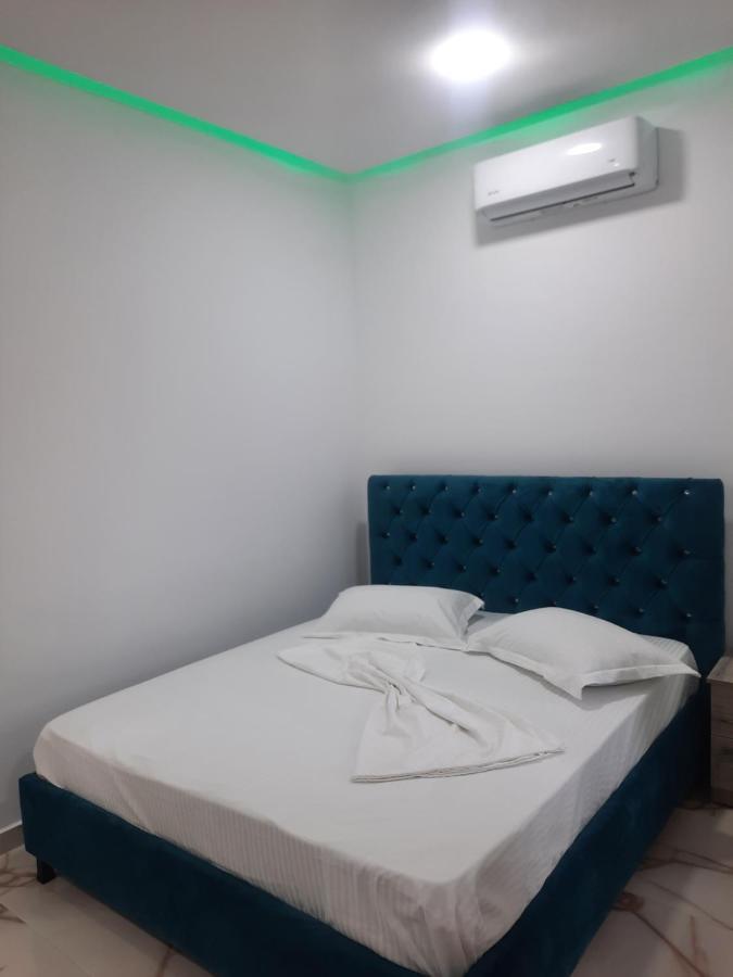 Hotel Megniar Lushnje ภายนอก รูปภาพ