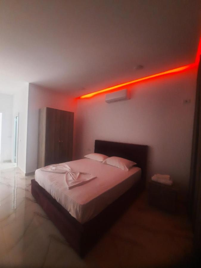 Hotel Megniar Lushnje ภายนอก รูปภาพ