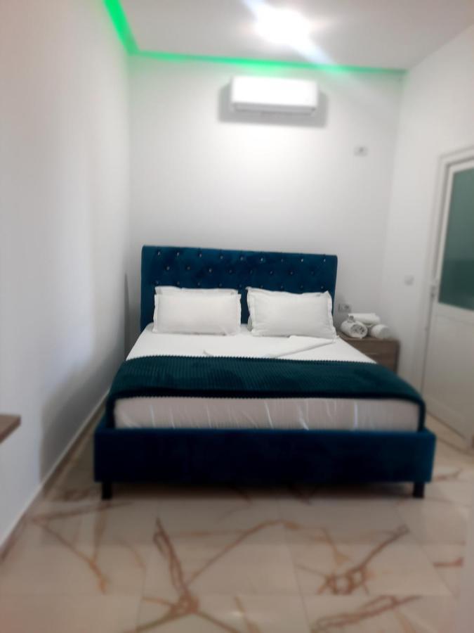 Hotel Megniar Lushnje ภายนอก รูปภาพ