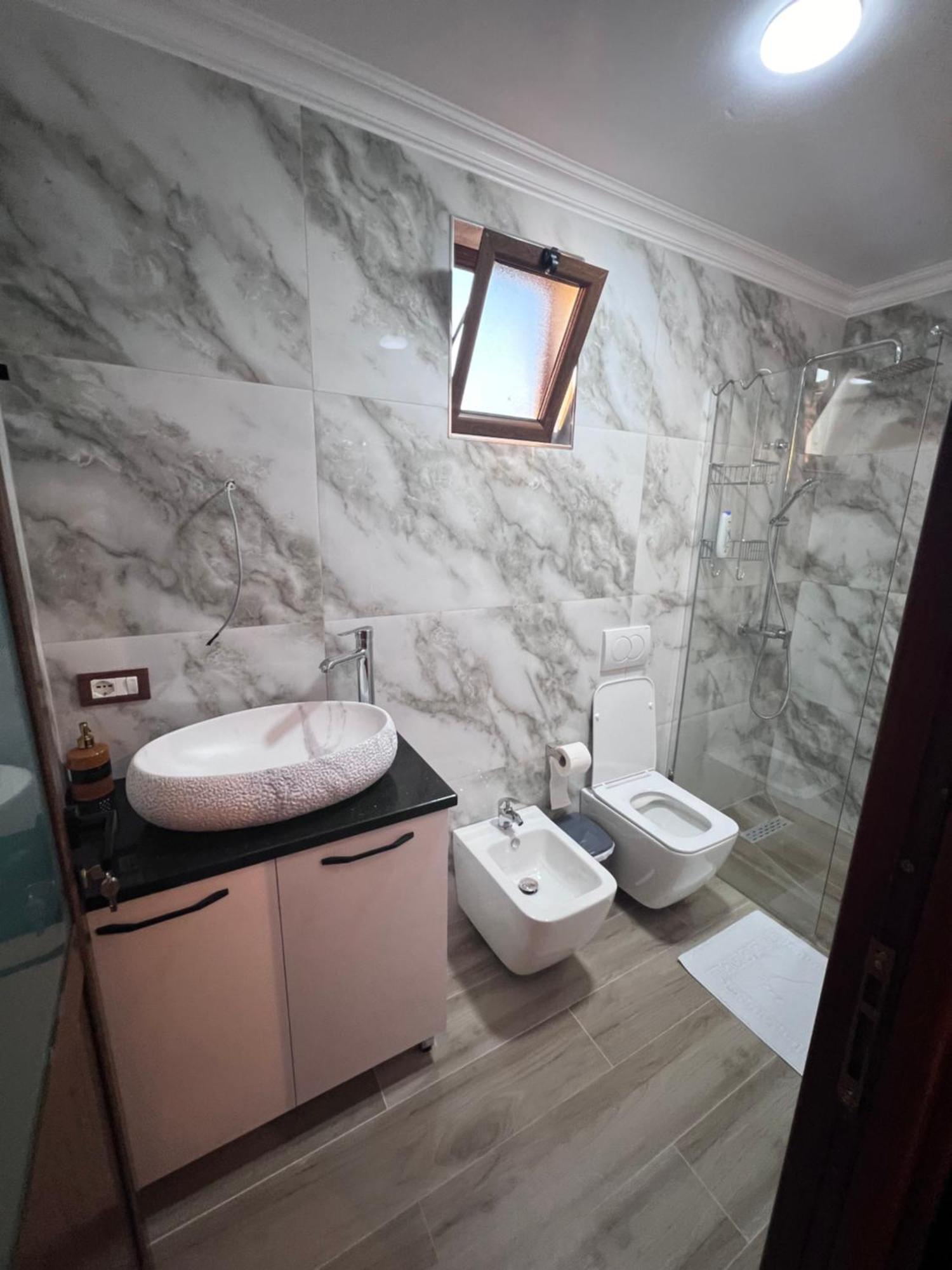 Hotel Megniar Lushnje ภายนอก รูปภาพ