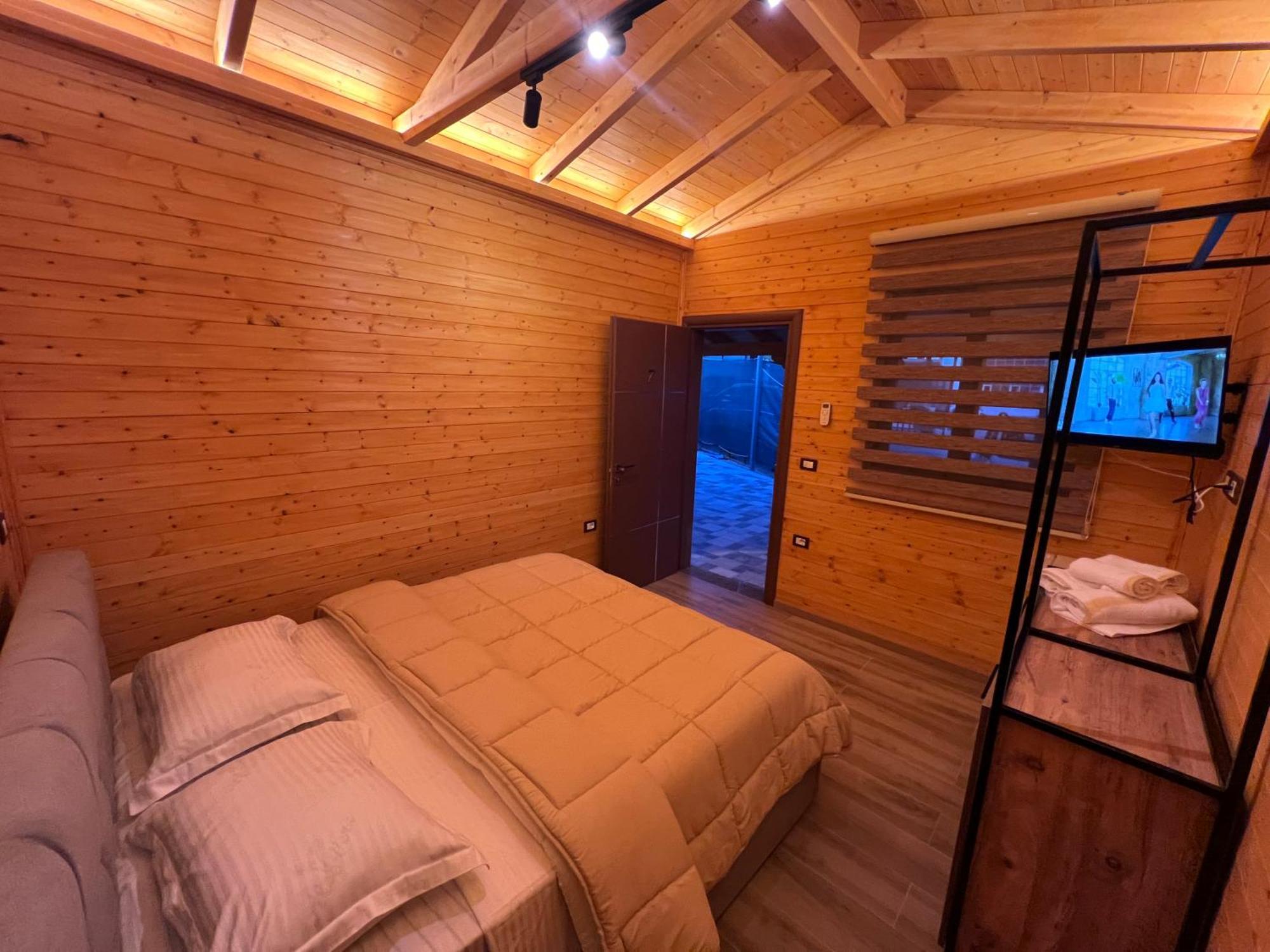 Hotel Megniar Lushnje ภายนอก รูปภาพ