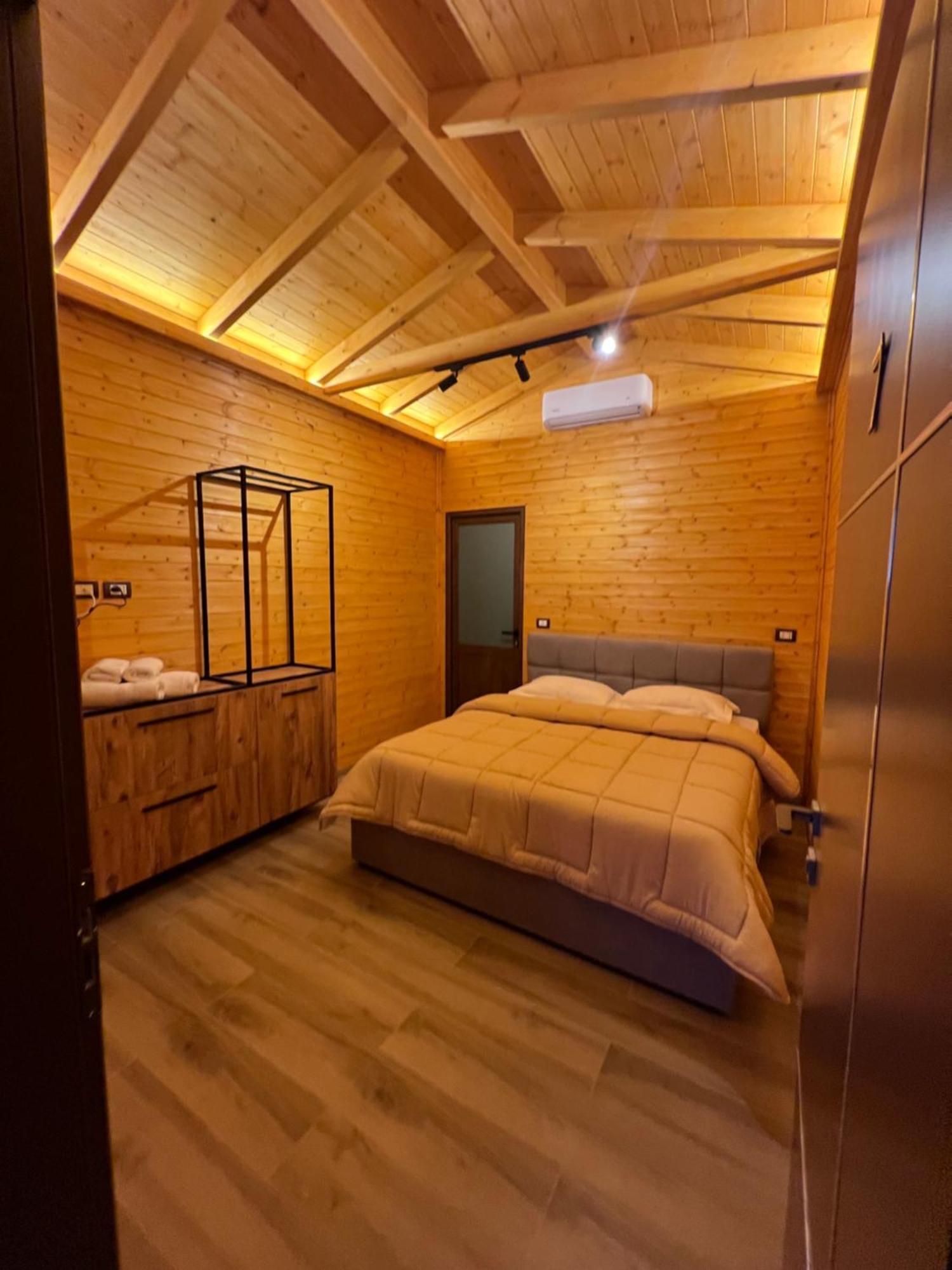 Hotel Megniar Lushnje ภายนอก รูปภาพ
