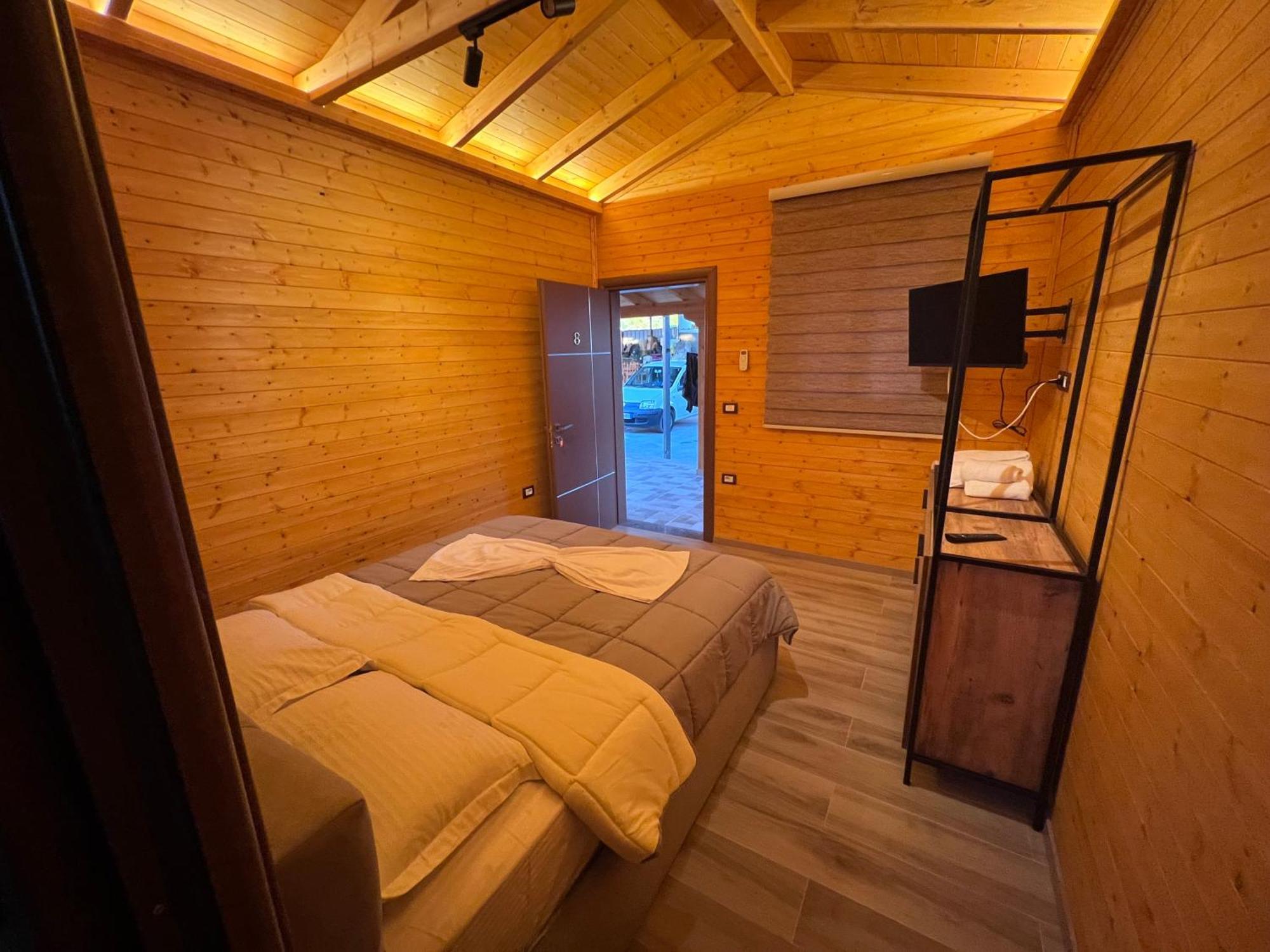 Hotel Megniar Lushnje ภายนอก รูปภาพ