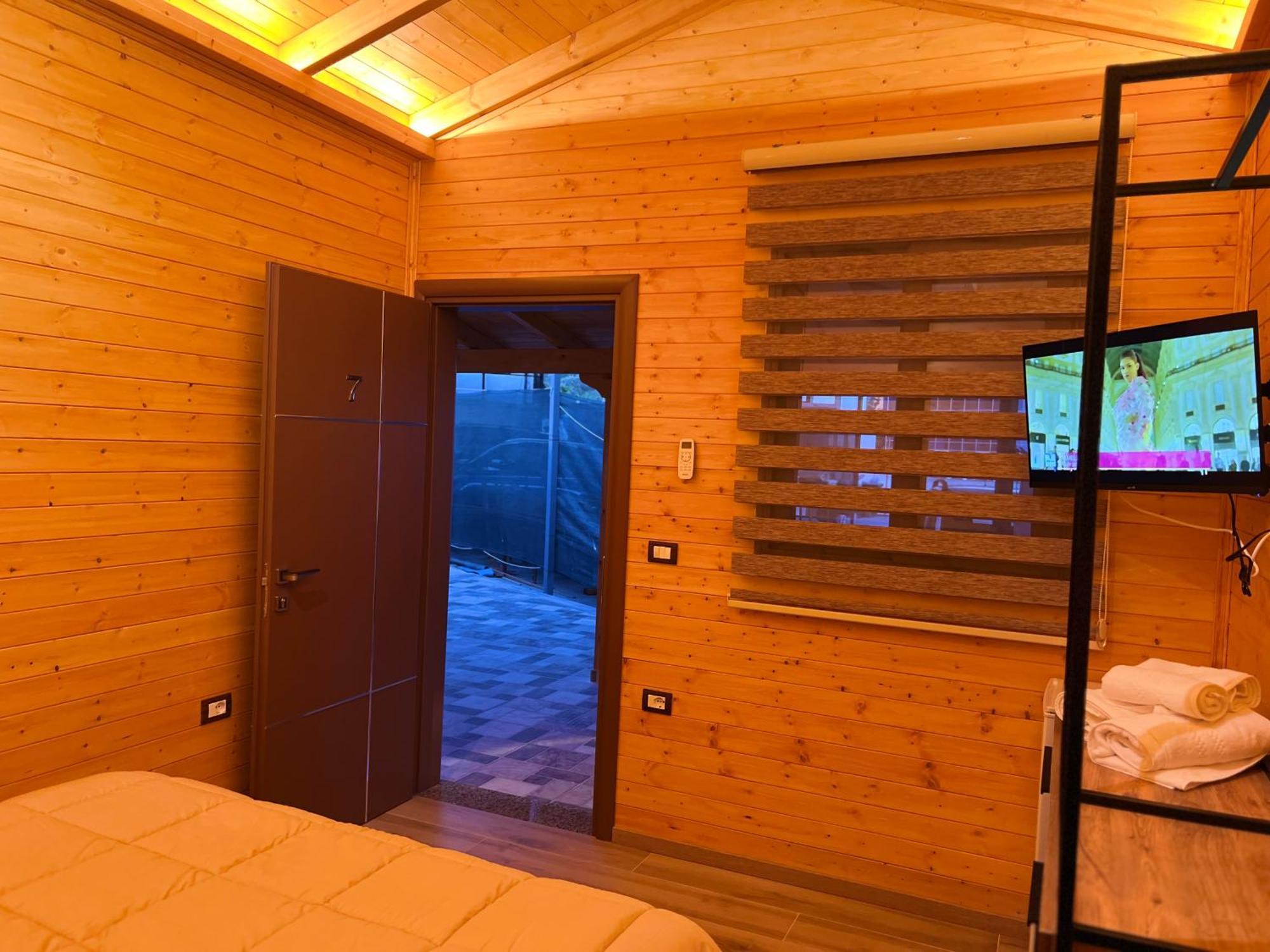 Hotel Megniar Lushnje ภายนอก รูปภาพ