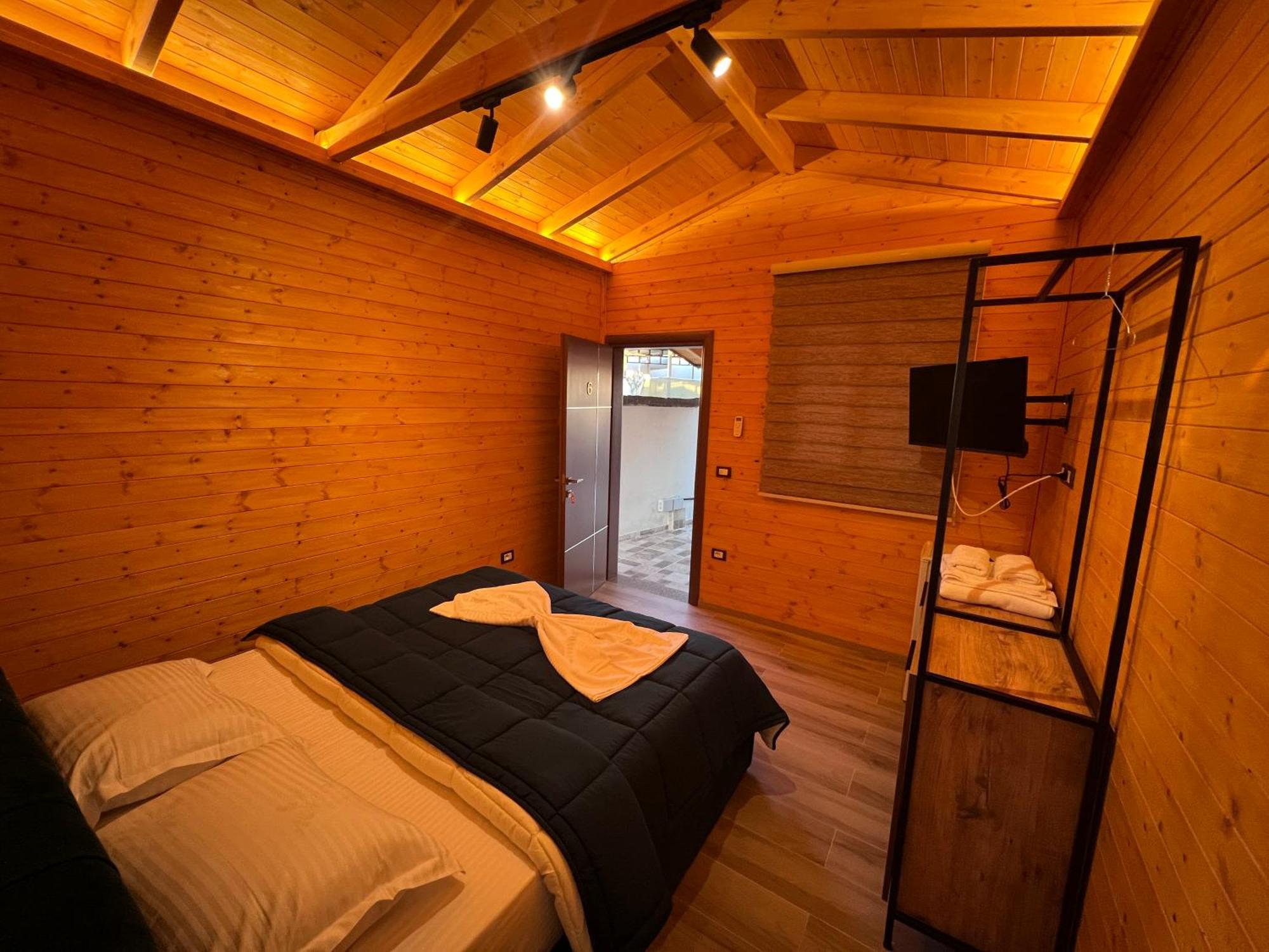 Hotel Megniar Lushnje ภายนอก รูปภาพ
